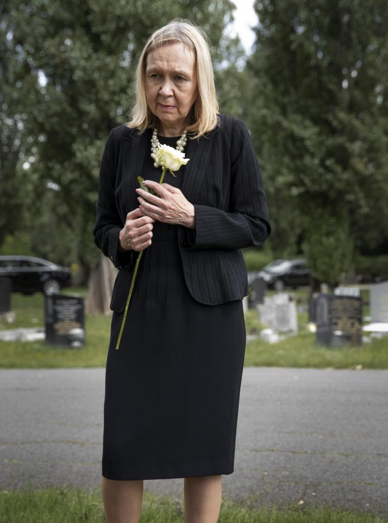 mulher-idosa-visitando-o-tumulo-de-um-ente-querido